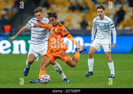 Erhiy Sydorchuk di Dynamo Kiev, Paulo Dybala di Juventus durante la UEFA Champions League, fase di gruppo, partita di calcio del gruppo G tra Dynamo Kiev An Foto Stock