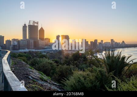 Guardando verso lo skyline di Perth all'alba da Kings Park. Foto Stock