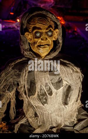 Figura spaventosa che decorano una casa in Halloween Foto Stock
