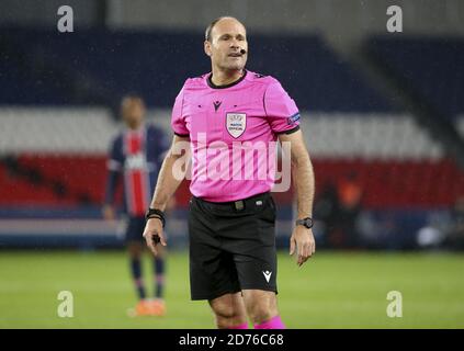 L'arbitro spagnolo Antonio Mateu Lahoz durante la UEFA Champions League, la fase di gruppo, la partita di calcio del gruppo H tra Paris Saint-Germain (PSG) e Manch Foto Stock
