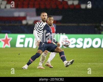 Ylian Mbappe del PSG, Luke Shaw di Manchester United durante la UEFA Champions League, Group Stage, Gruppo H partita di calcio tra Paris Saint-Germain Foto Stock