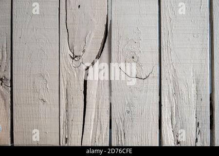 Sfondo di legno, struttura. Tavole di legno vecchie e intemperie, materiali per pavimenti o pareti, strisce verticali, colore naturale Foto Stock