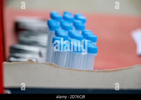 Test Covid 19. Provette vuote da laboratorio per la diagnosi della malattia del coronavirus. Vista in primo piano delle apparecchiature da laboratorio Foto Stock