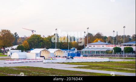 Muehldorf, Germania-ottobre 20,2020: Le auto aspettano in fila per guidare attraverso tende dove i passeggeri saranno testati per Coronavirus Foto Stock