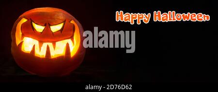 Happy Halloween lettering ampio spazio di copia mockup. Sorridi di zucca e occhi scottanti per la festa notturna. Sfondo nero. Foto Stock