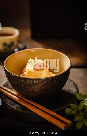 Tofu di Agedashi, tofu fritto giapponese con brodo di soia Foto Stock