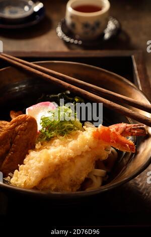 Zuppa giapponese di Noodle di Udon con EBI tempura, Kitsune e Wakame Foto Stock