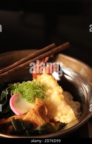 Zuppa giapponese di Noodle di Udon con EBI tempura, Kitsune e Wakame Foto Stock