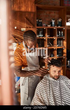 Bel cliente maschile ottenere haircut in barbershop Foto Stock