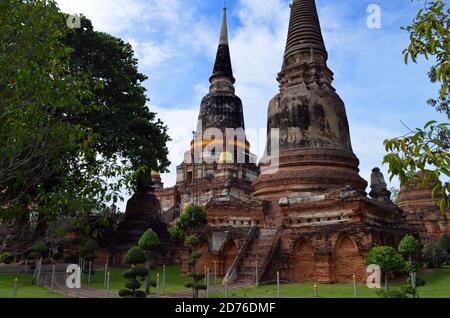 Ayutthaya, Tailandia - Wat Yai Chaimongkhon Stupas Foto Stock