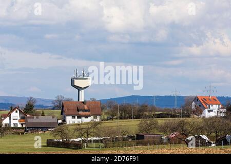 Schwäbische Alb; Wasserturm Iggingen, Wohnhäuser Foto Stock