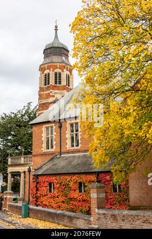 sale di lettura storiche e hall della scuola di rugby nel warwickshire coperte in foglie autunnali, stagione autunnale alla scuola di rugby warwickshire uk. Foto Stock