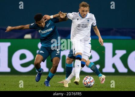 SAN PIETROBURGO, RUSSIA - OTTOBRE 20: 05 Wílmar Barrios di Zenit San Pietroburgo si batte con Noa Lang del Club Brugge KV durante la partita UEFA Champions League Group F tra Zenit San Pietroburgo e Club Brugge KV all'Arena di Gazprom il 20 ottobre 2020 a San Pietroburgo, Russia [Photo by MB Media] Foto Stock