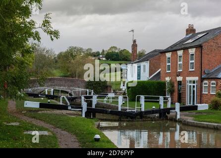 chiuse sul grande canale sindacale a braunston vicino a daventry, northamptonshire per chiatte di canale e barche strette vicino alzaia. Foto Stock