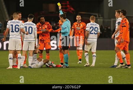 Non esclusivo: KIEV, UCRAINA - 20 OTTOBRE 2020 - UN arbitro mostra la carta gialla al centrocampista Juan Cuadrado (C) della Juventus FC durante la UEFA Champ Foto Stock