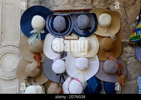 Varietà di cappelli in vendita nel negozio di mercato di strada. Souvenir da Dubrovnik, Croazia. Foto Stock