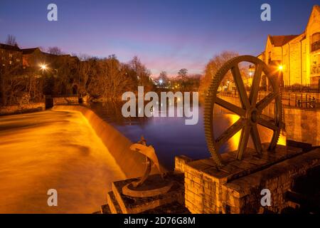 Vista serale del Weir sul fiume Wharfe a. Wetherby nel West Yorkshire con una vecchia ruota dentata visualizzata sul lungofiume Foto Stock