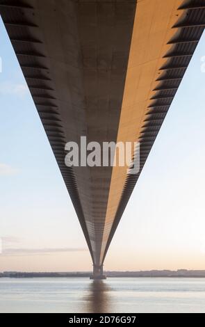 Vista sul lato inferiore del ponte Humber da Hessle, Hull, East Yorkshire al tramonto Foto Stock