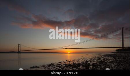 Humber Bridge - il ponte sospeso a singola campata più lungo del Regno Unito, al tramonto Foto Stock