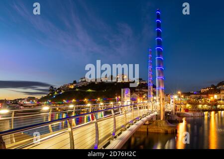 'La Riviera Inglese' - Torquay nel Devon Sud, Inghilterra. Dopo che il sole tramonta, il Ponte sul porto si illumina e Torquay prende vita Foto Stock