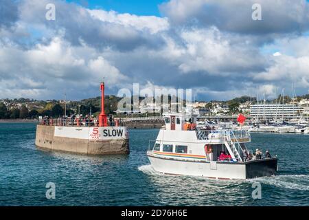 La Dart Princess passa il frangiflutti mentre lascia il pittoresco porticciolo di Torquay, nel Devon meridionale, Inghilterra. Foto Stock