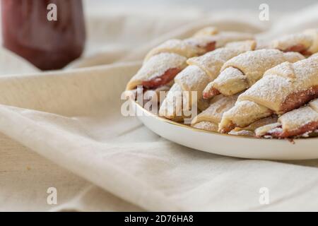 Biscotti appena sfornati, bagels con marmellata da utilizzare nelle illustrazioni delle ricette. Foto Stock