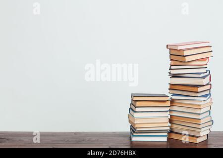 pile di libri per la conoscenza dell'istruzione nella biblioteca della scuola su uno sfondo bianco luogo per l'iscrizione Foto Stock