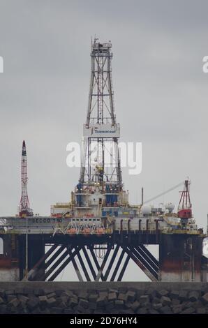 Playa de Arinaga. Aguimes. Gran Canaria. Isole Canarie. Spagna. 30 novembre 2013: Piattaforma petrolifera attraccata nel porto di Arinaga. Foto Stock