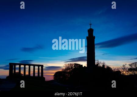 Edimburgo, Scozia, Regno Unito. 21 ottobre 2020. Il Monumento Nelson sulla collina di Calton è scolpito contro il cielo dell'alba del mattino durante il Trafalgar Day a Edimburgo. Iain Masterton/Alamy Live News Foto Stock