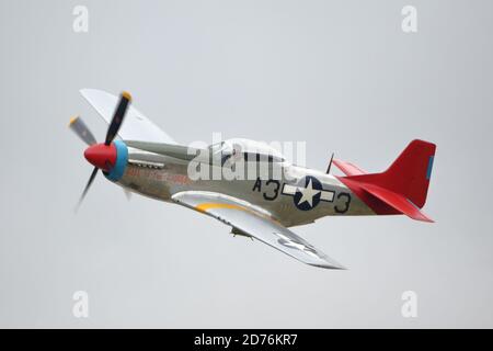 Il Nord America P-51D 'Tall in the Saddle' si esibisce al Royal International Air Tattoo 2017, RAF Fairford, Regno Unito Foto Stock