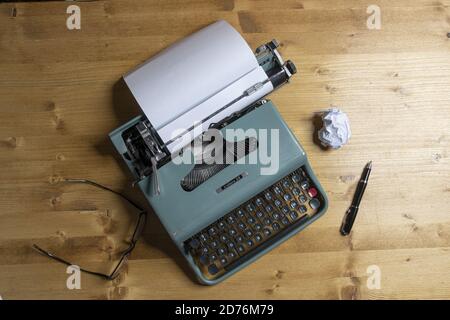 Udine, Italia. 20 ottobre 2020. Una vecchia macchina da scrivere Olivetti, modello 22 su un tavolo di legno Foto Stock