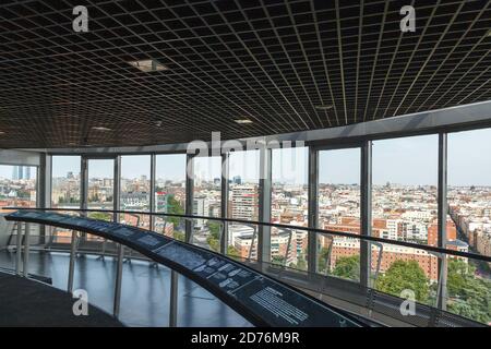 Nel Faro de Moncloa, una torre di trasmissione alta 92 metri (302 piedi) con una piattaforma di osservazione presso Plaza De Moncloa, Foto Stock