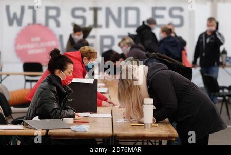 Lipsia, Germania. 21 Ott 2020. I lavoratori del settore pubblico registrano i loro nomi sulle liste degli scioperi in una barra di sciopero. Verdi richiede un aumento salariale del 4.8% per i dipendenti. Credit: Sebastian Willnow/dpa-Zentralbild/dpa/Alamy Live News Foto Stock