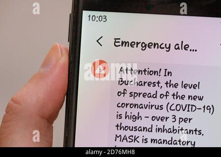 Allarme di emergenza su smartphone, le autorità annunciano lo stato di allarme con misure e linee guida a Bucarest, Romania, 2020. Foto Stock