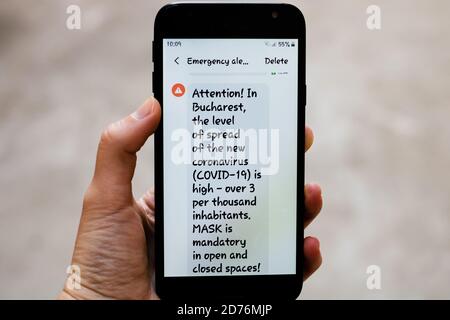 Allarme di emergenza su smartphone, le autorità annunciano lo stato di allarme con misure e linee guida a Bucarest, Romania, 2020. Foto Stock