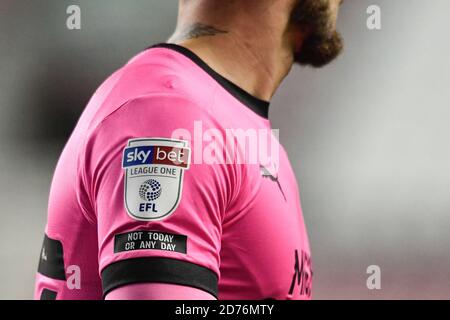 Joe Ward (23) di Peterborough United espone la Sky Bet Badge League One e badge anti-razzismo su di lui camicia con le parole non oggi o in qualsiasi giorno Foto Stock