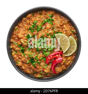 Baingan Bharta o purea arrosto Eggplant in ciotola nera isolato su sfondo bianco. Bhurta è un piatto di purea di cucina indiana di melanzane arrostite al fuoco e. Foto Stock