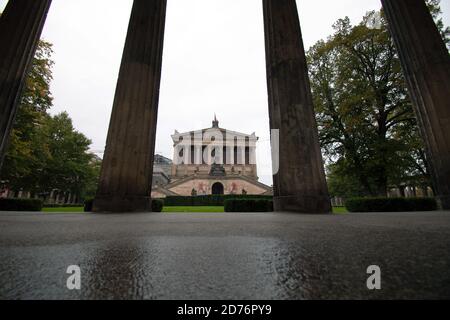 Berlino, Germania. 21 Ott 2020. Il Museo Altes sull'Isola dei Musei può essere visto tra le colonne. Sull'Isola dei Musei di Berlino decine di opere d'arte sono state apparentemente deliberatamente danneggiate. Secondo i media, il danno si è già verificato il 3 ottobre. I danni riguardano circa 70 oggetti nel Museo Pergamon, il Museo Neues, l'Alte Nationalgalerie e altri luoghi. Erano stati spruzzati con un liquido oleoso. Credit: Paul Zinken/dpa-Zentralbild/dpa/Alamy Live News Foto Stock