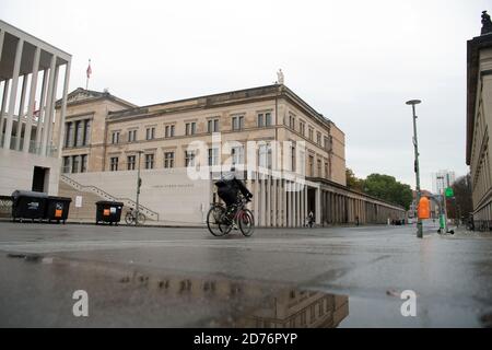 Berlino, Germania. 21 Ott 2020. Un ciclista corre sull'Isola dei Musei in direzione del Neues Museum. Sull'Isola dei Musei di Berlino decine di opere d'arte sono state apparentemente deliberatamente danneggiate. Secondo i media, il danno si è già verificato il 3 ottobre. I danni riguardano circa 70 oggetti nel Museo Pergamon, il Museo Neues, l'Alte Nationalgalerie e altri luoghi. Erano stati spruzzati con un liquido oleoso. Credit: Paul Zinken/dpa-Zentralbild/dpa/Alamy Live News Foto Stock