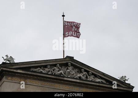 Berlino, Germania. 21 Ott 2020. Il 'Neues Museum' è scritto sulla bandiera dell'edificio del museo sull'Isola dei Musei. Decine di opere d'arte sull'Isola dei Musei di Berlino sono state apparentemente deliberatamente danneggiate. Secondo i media, il danno si è già verificato il 3 ottobre. I danni riguardano circa 70 oggetti nel Museo Pergamon, il Museo Neues, l'Alte Nationalgalerie e altri luoghi. Erano stati spruzzati con un liquido oleoso. Credit: Paul Zinken/dpa-Zentralbild/dpa/Alamy Live News Foto Stock