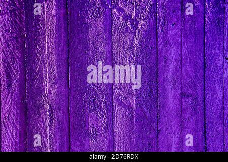 Struttura astratta in legno viola di una parete di cemento per sfondo Foto Stock