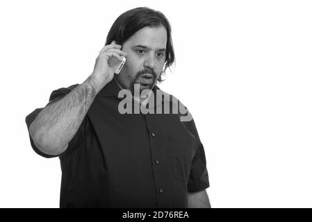 Fat uomo caucasico guardando scioccati mentre parlano al telefono cellulare Foto Stock