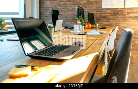 Interni di un ufficio di lavoro in stile industriale Foto Stock