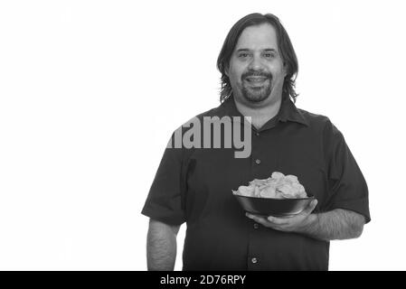 Felice fat uomo caucasico sorridente e la vaschetta di contenimento di chip Foto Stock