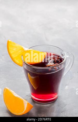 GLAS di VIN brulé su sfondo grigio con spazio per la copia. Foto Stock