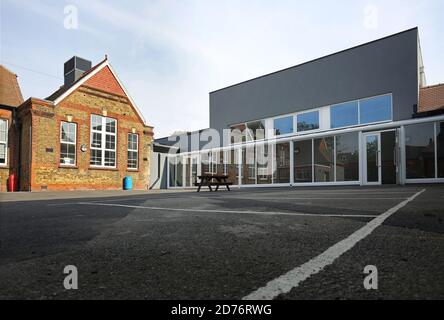 Edificio della scuola vittoriana recentemente rinnovato e ampliato a Dartford, Kent, Regno Unito. Mostra la nuova estensione della classe (a destra) Foto Stock