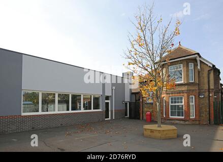 Edificio della scuola vittoriana recentemente rinnovato e ampliato a Dartford, Kent, Regno Unito. Mostra la nuova estensione della classe (a sinistra) Foto Stock