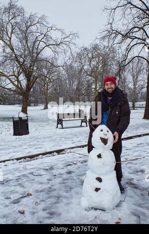 fotografia di uomo con pupazzo di neve Foto Stock