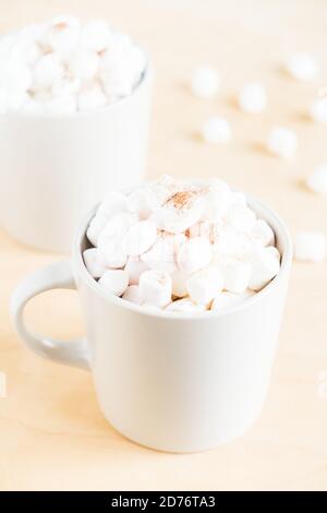 Tazza di cacao caldo con marshmallows su fondo di legno. Foto Stock