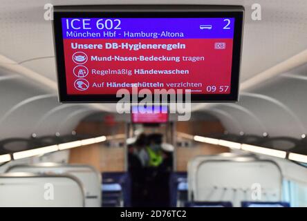 Lipsia, Germania. 21 Ott 2020. Le norme igieniche del DB sono esposte sull'ICE 602 da Monaco ad Amburgo. Su questo treno, gli agenti di polizia federali hanno verificato che le norme igieniche erano state osservate, specialmente l'uso di una copertura per il naso. Secondo la Deutsche Bahn, le misure di prevenzione e di controllo vengono regolarmente attuate in treni e stazioni in tutta la Germania con il sostegno della polizia federale. Credit: Martin Schutt/dpa-Zentralbild/dpa/Alamy Live News Foto Stock